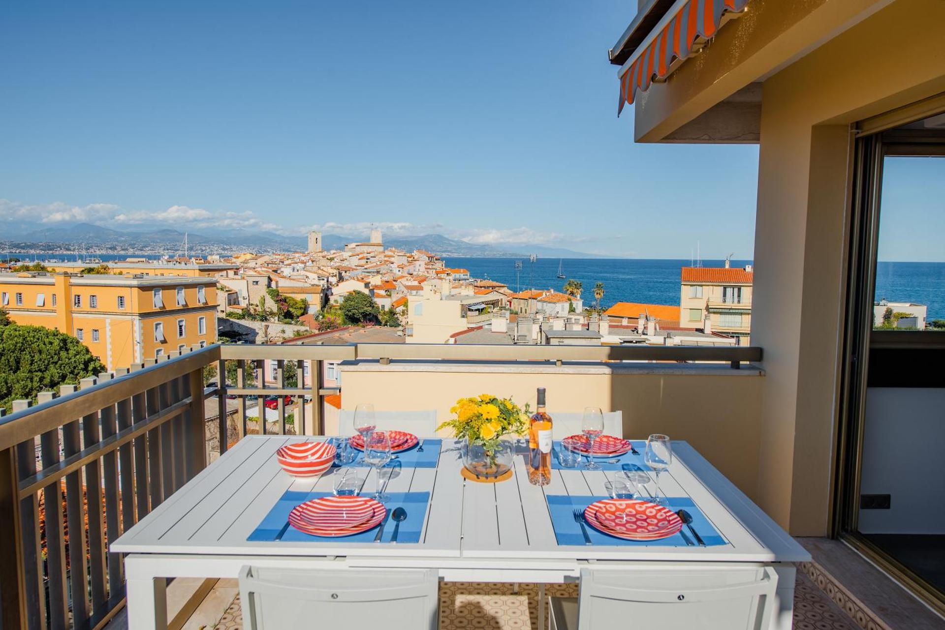 High Standing with Incredible Old Antibes and Sea views