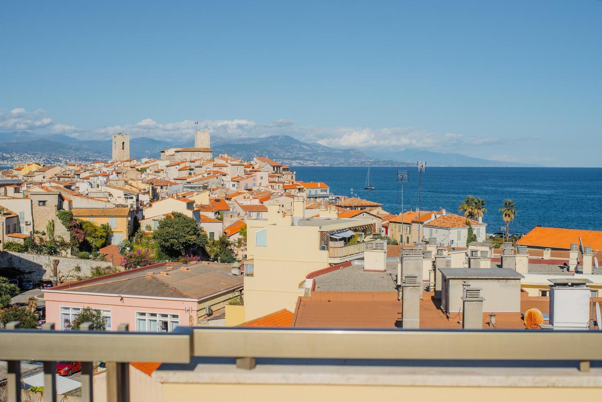 High Standing with Incredible Old Antibes and Sea views