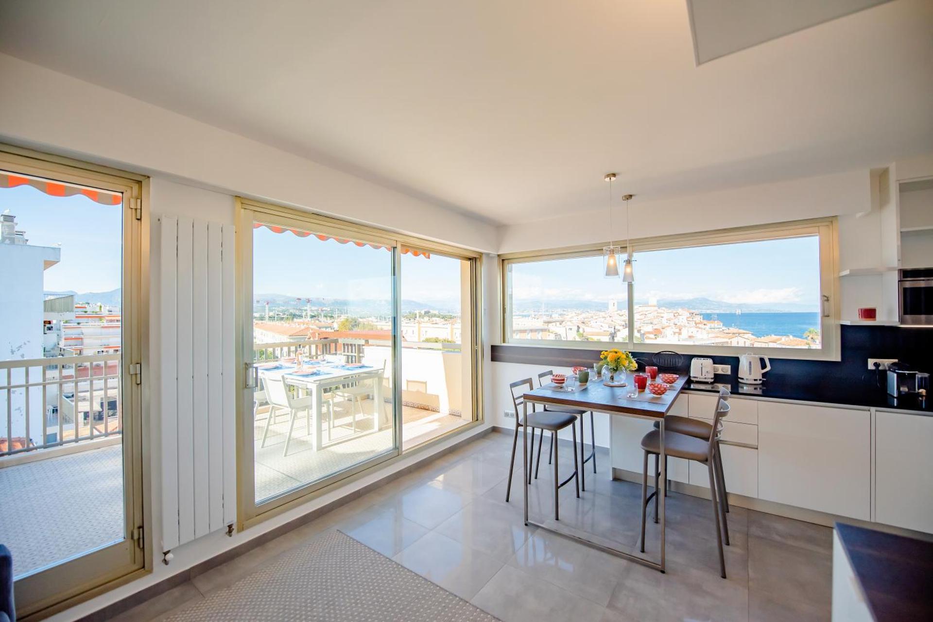 High Standing with Incredible Old Antibes and Sea views