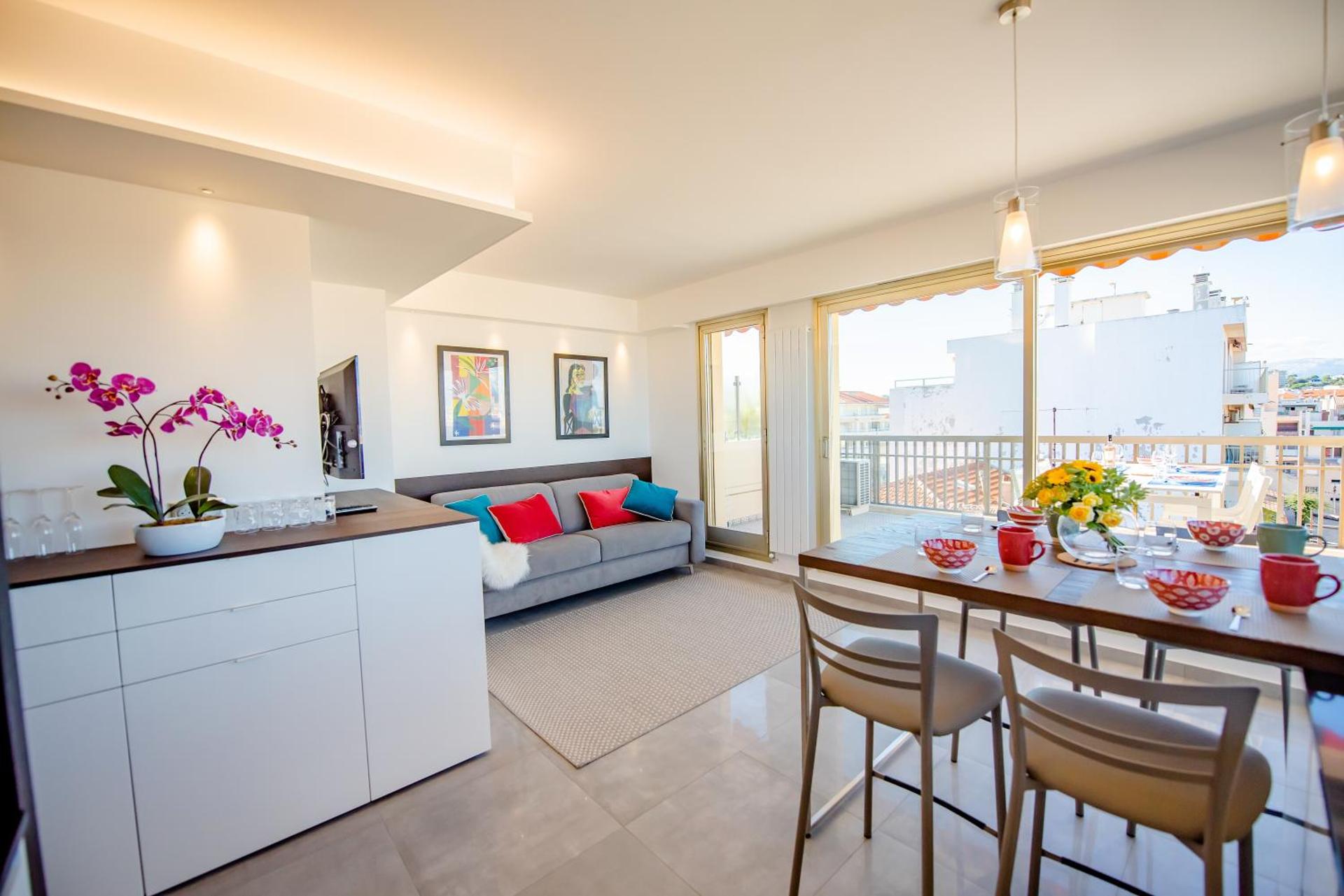 High Standing with Incredible Old Antibes and Sea views