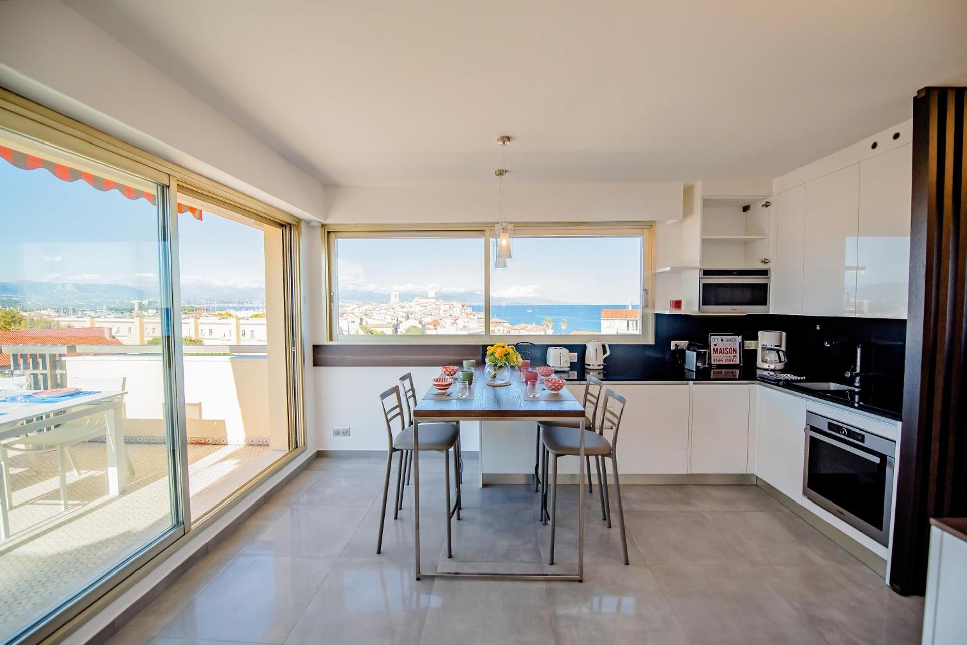 High Standing with Incredible Old Antibes and Sea views