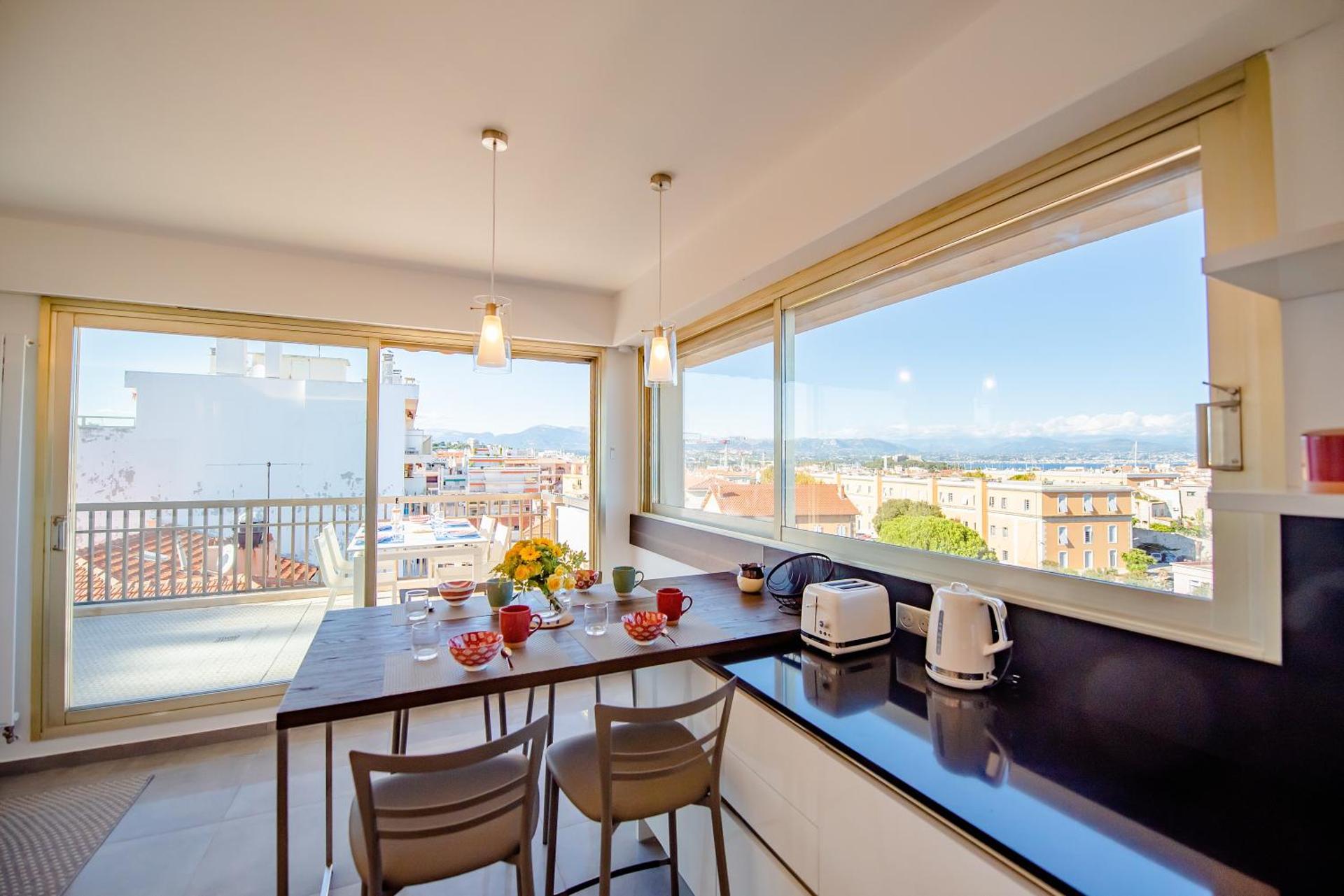 High Standing with Incredible Old Antibes and Sea views