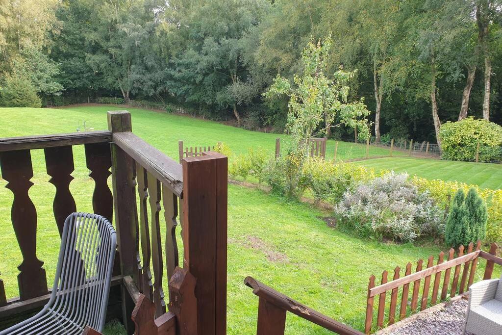 Luxurious lodge, Woodlands View, Hot tub at Rudyard Lake, couples or small family