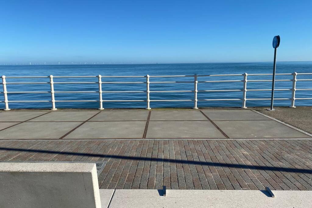 Luxury Modern 2Bed Seafront Apartment in Rhos on Sea