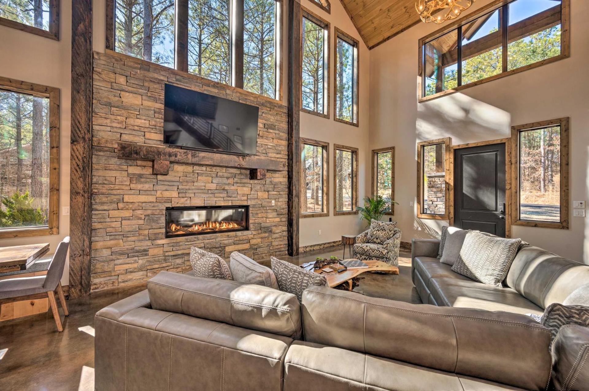 Broken Bow Lazy Dog Lodge with Hot Tub, Pool Table