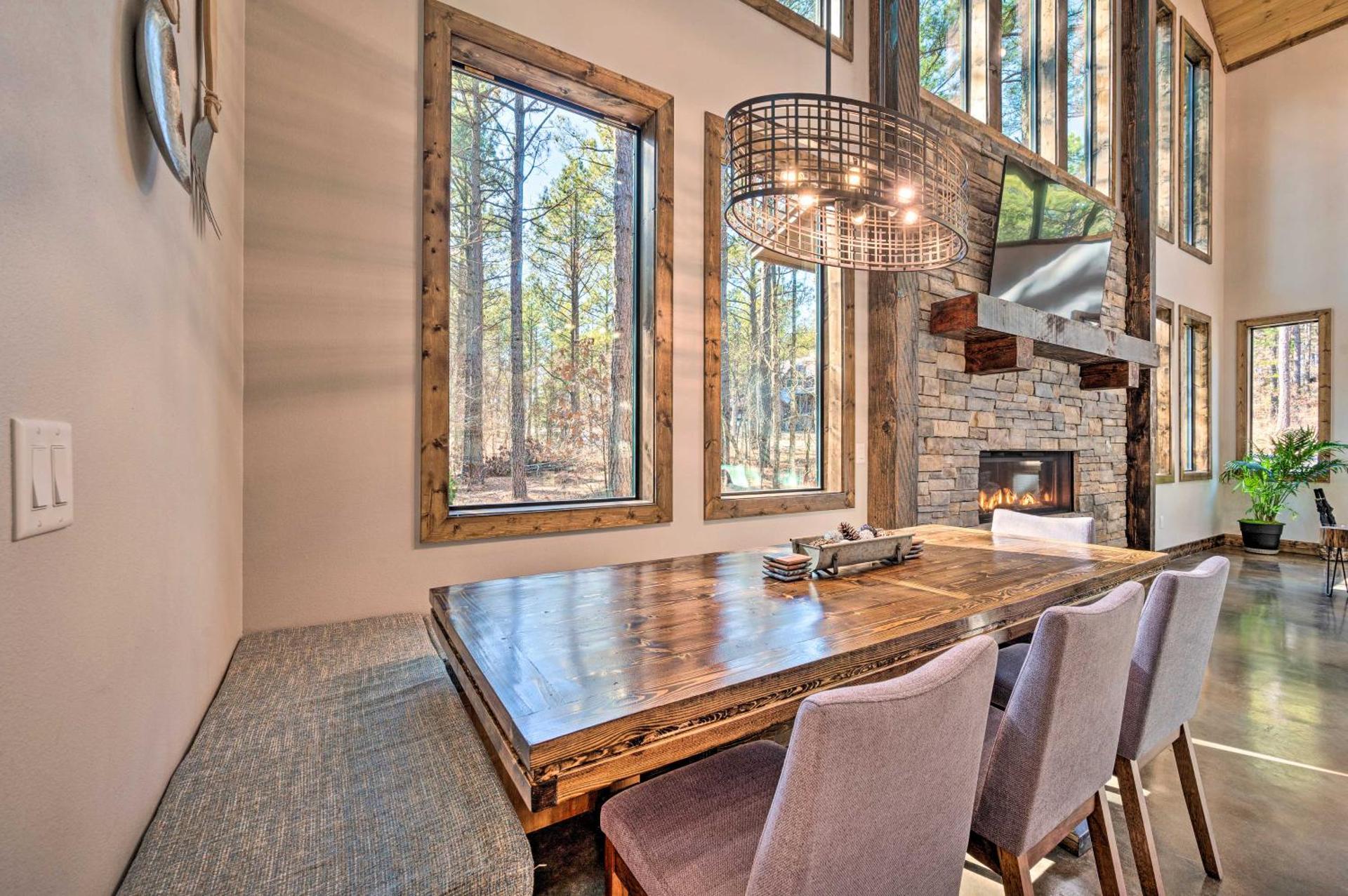 Broken Bow Lazy Dog Lodge with Hot Tub, Pool Table