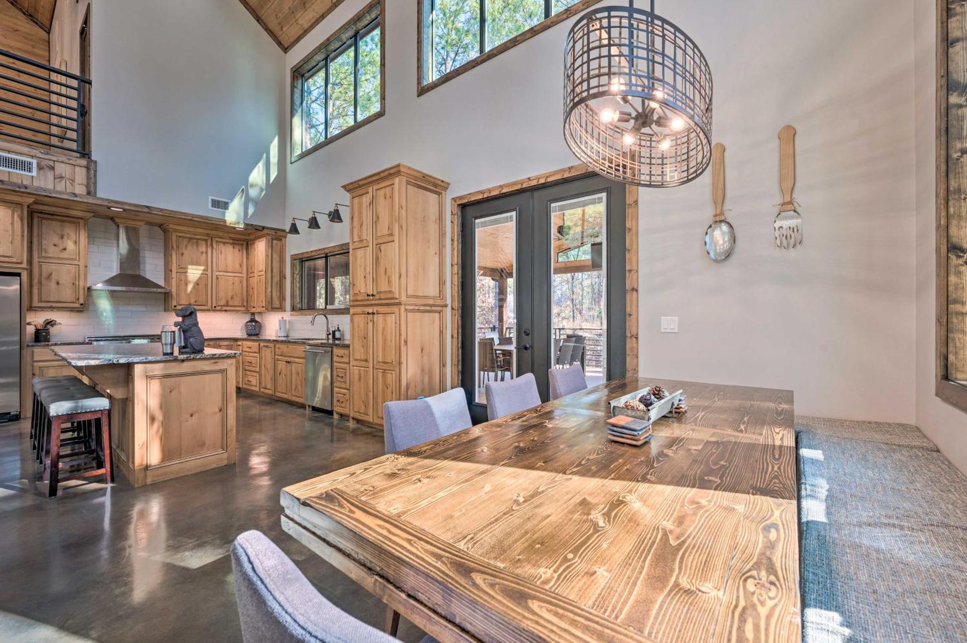 Broken Bow Lazy Dog Lodge with Hot Tub, Pool Table