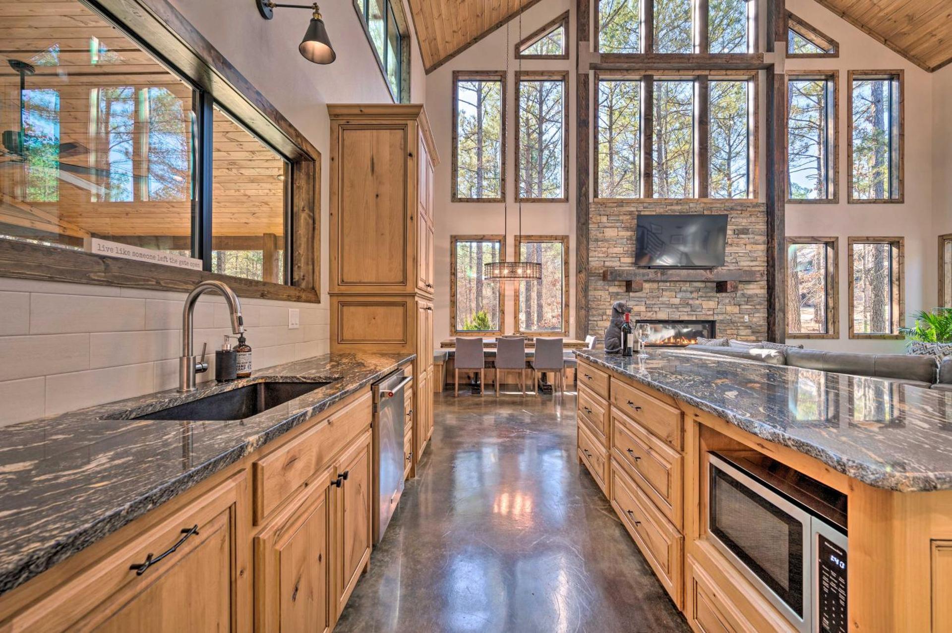 Broken Bow Lazy Dog Lodge with Hot Tub, Pool Table