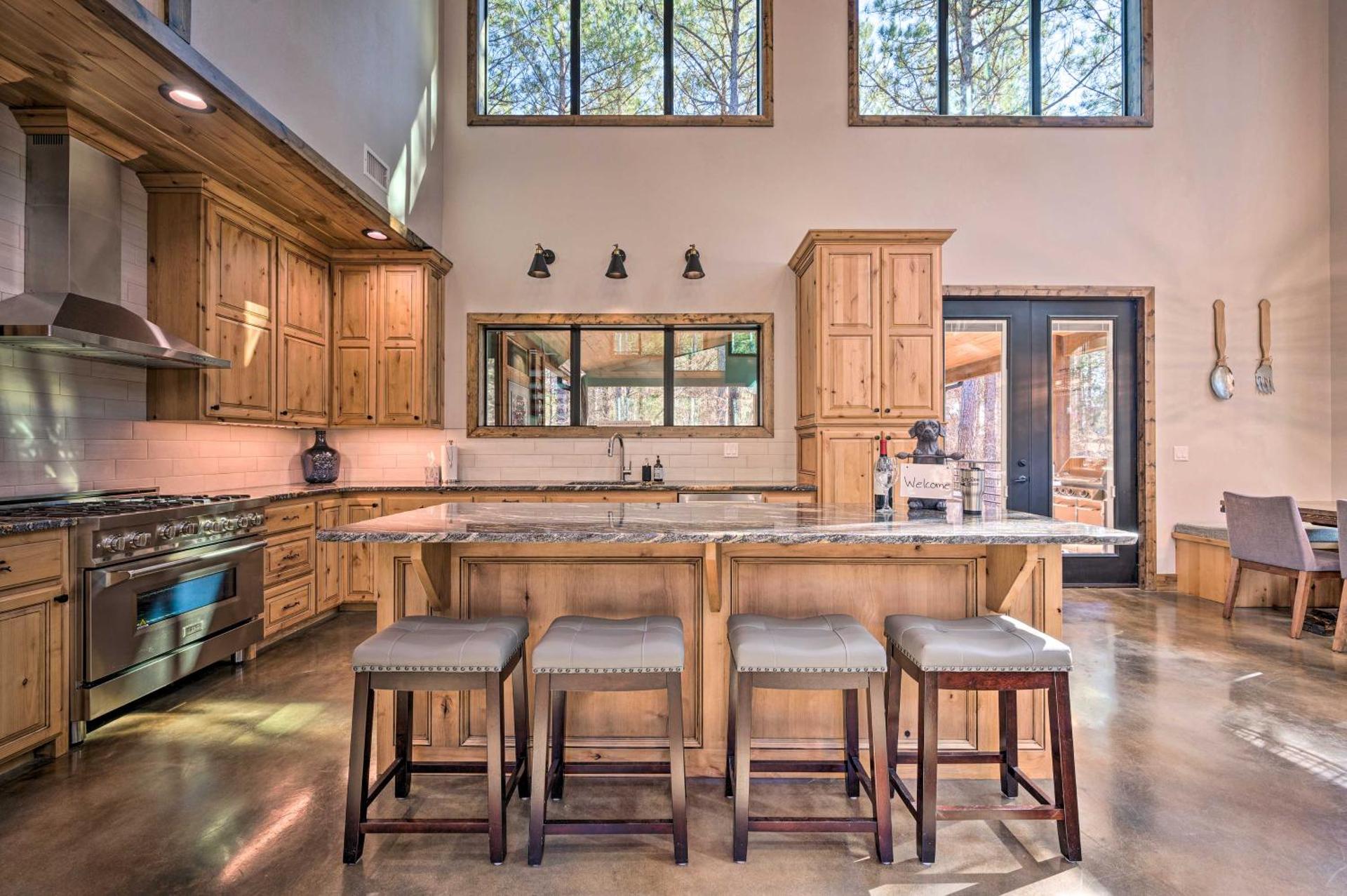 Broken Bow Lazy Dog Lodge with Hot Tub, Pool Table