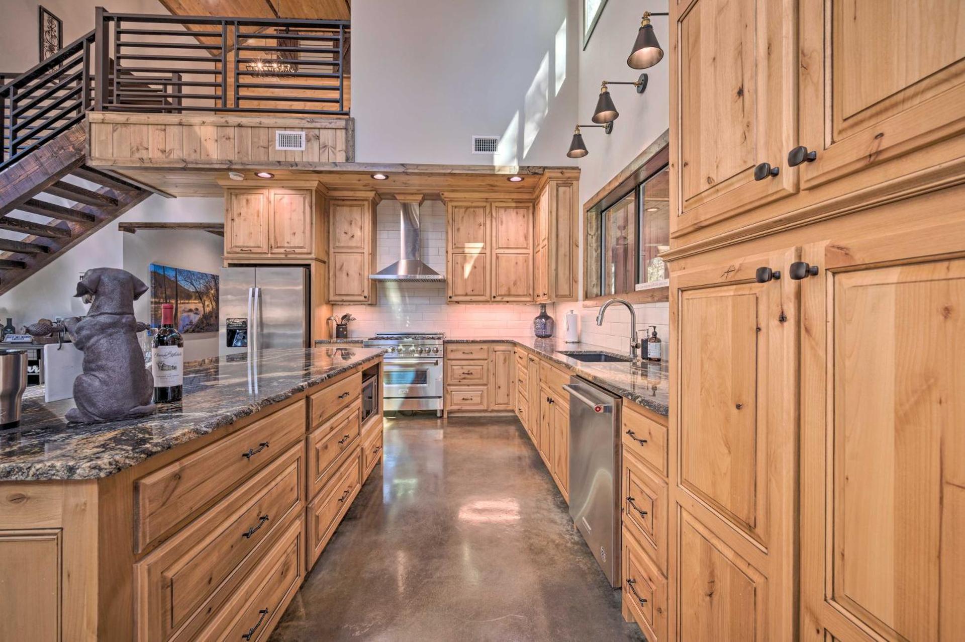 Broken Bow Lazy Dog Lodge with Hot Tub, Pool Table