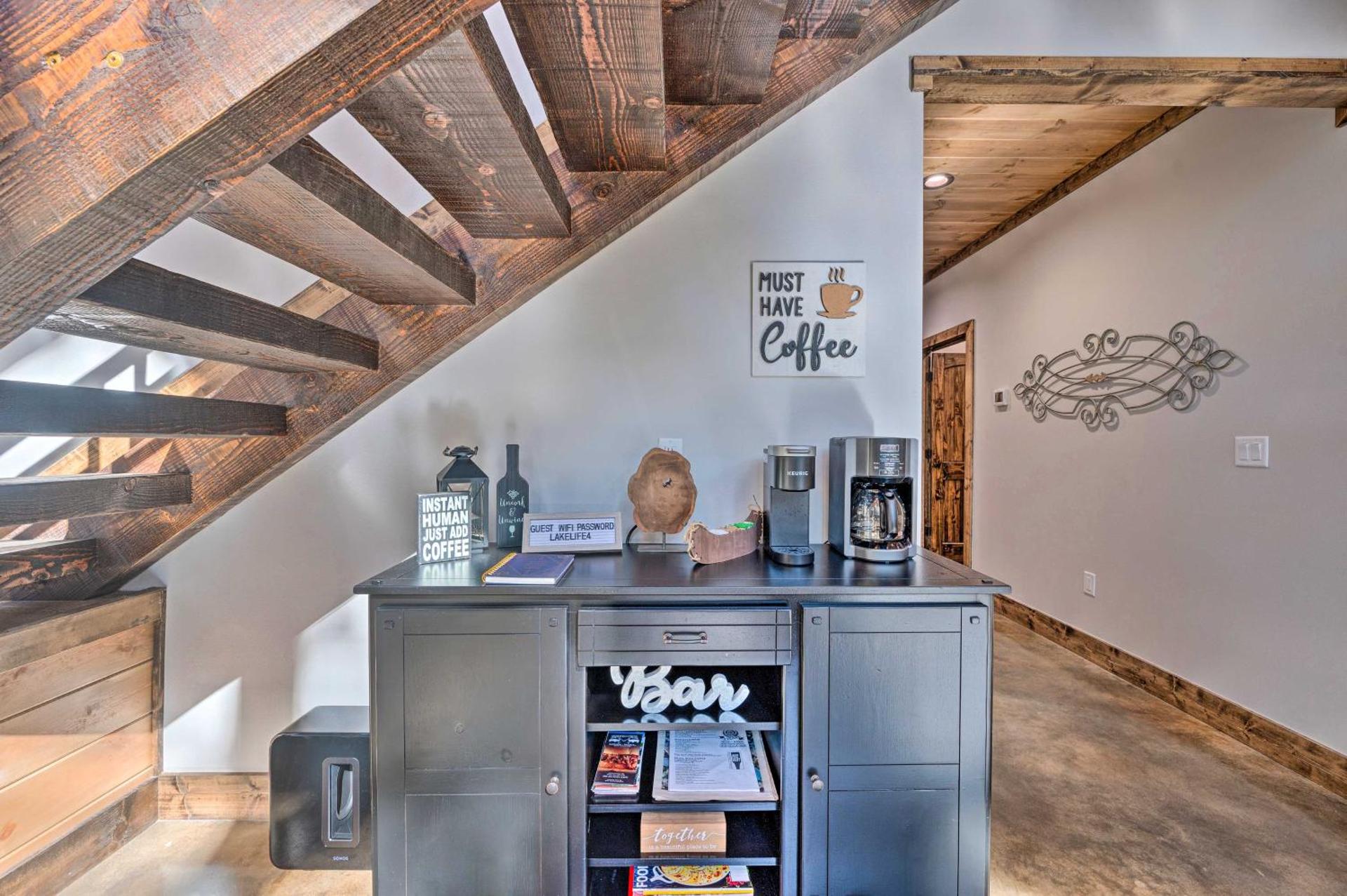 Broken Bow Lazy Dog Lodge with Hot Tub, Pool Table