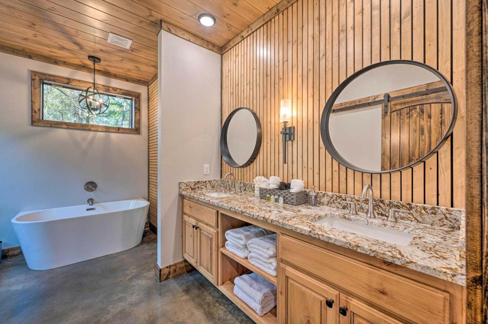 Broken Bow Lazy Dog Lodge with Hot Tub, Pool Table