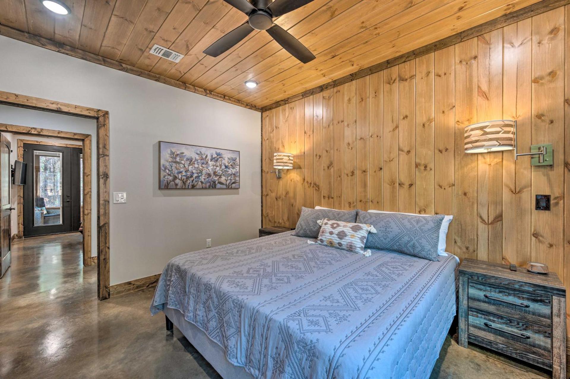 Broken Bow Lazy Dog Lodge with Hot Tub, Pool Table