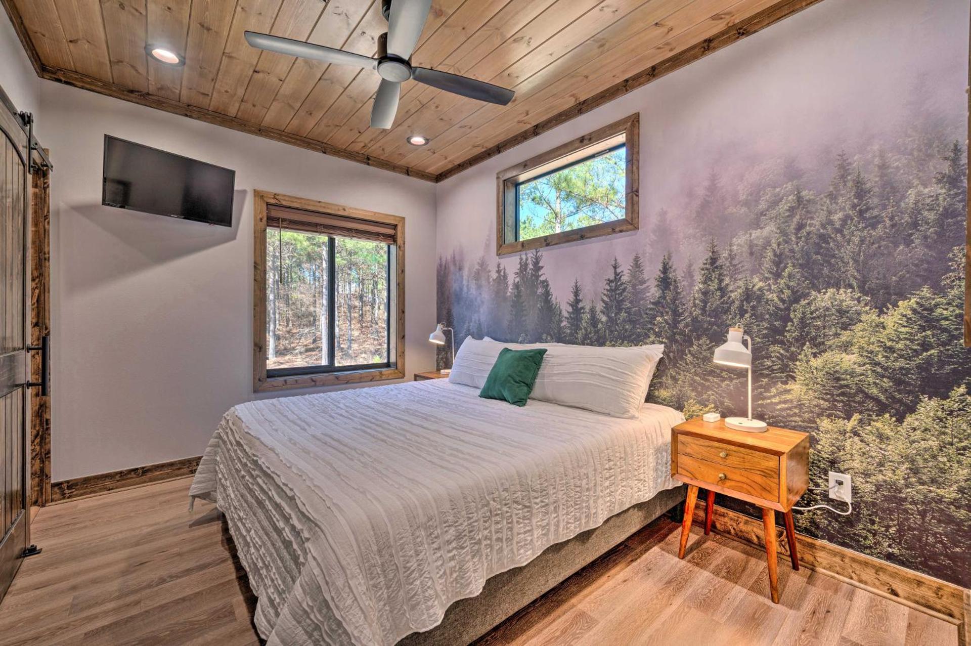 Broken Bow Lazy Dog Lodge with Hot Tub, Pool Table