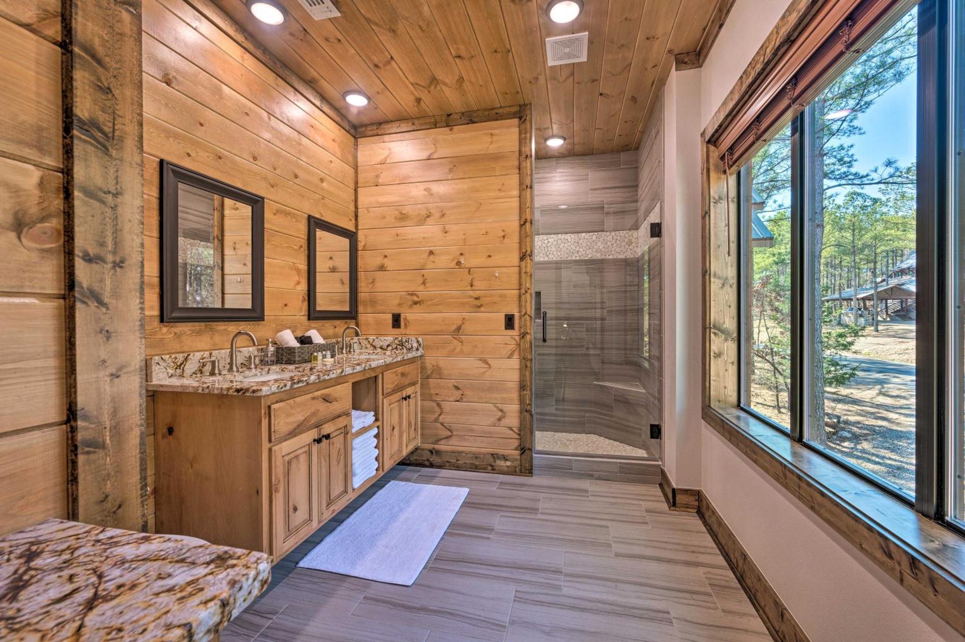 Broken Bow Lazy Dog Lodge with Hot Tub, Pool Table