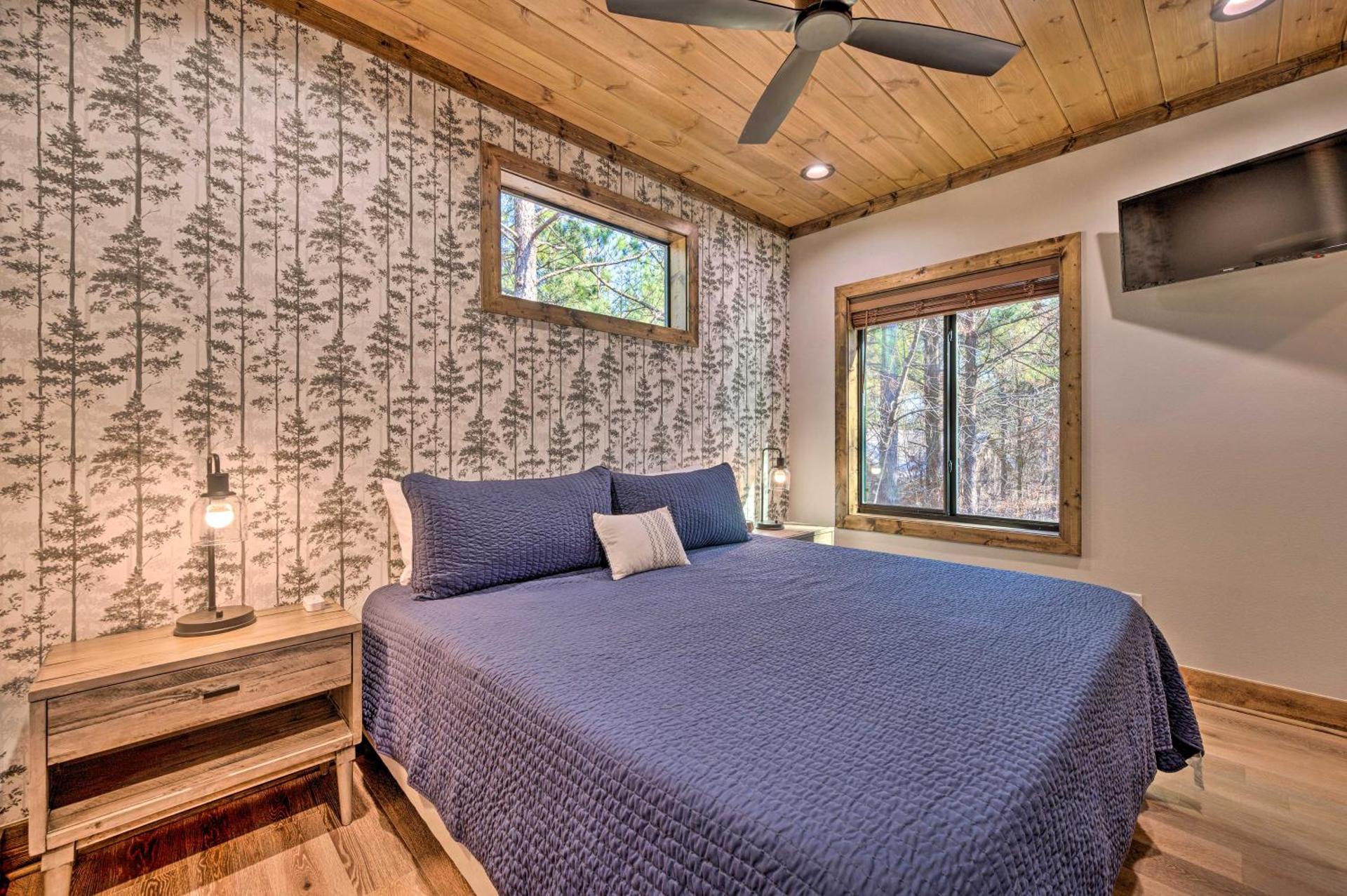 Broken Bow Lazy Dog Lodge with Hot Tub, Pool Table