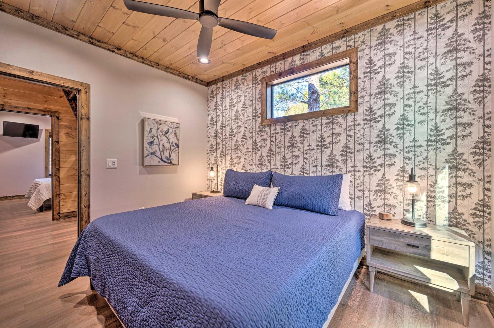 Broken Bow Lazy Dog Lodge with Hot Tub, Pool Table