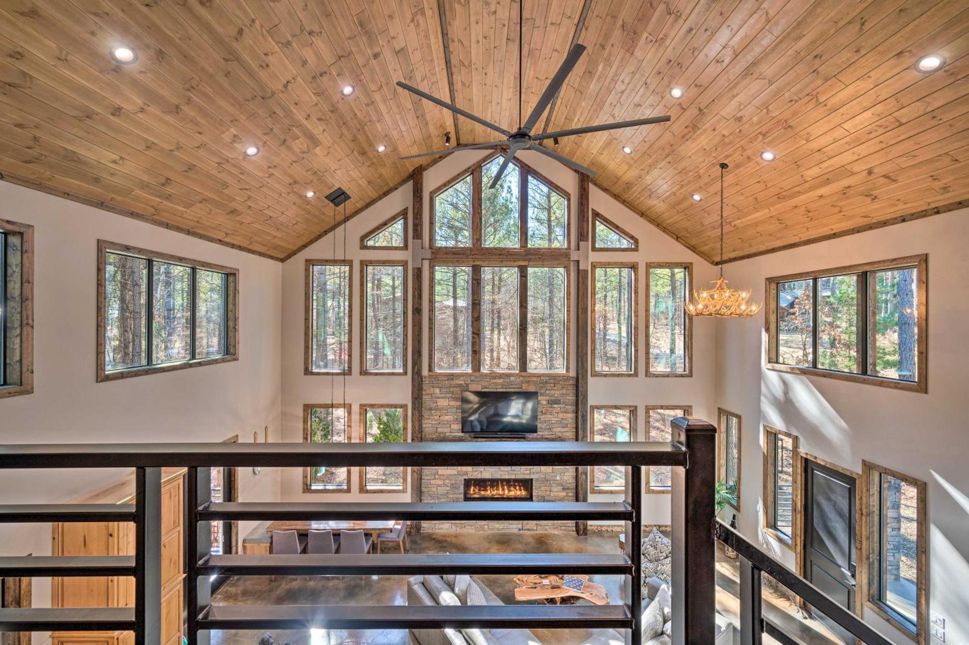 Broken Bow Lazy Dog Lodge with Hot Tub, Pool Table