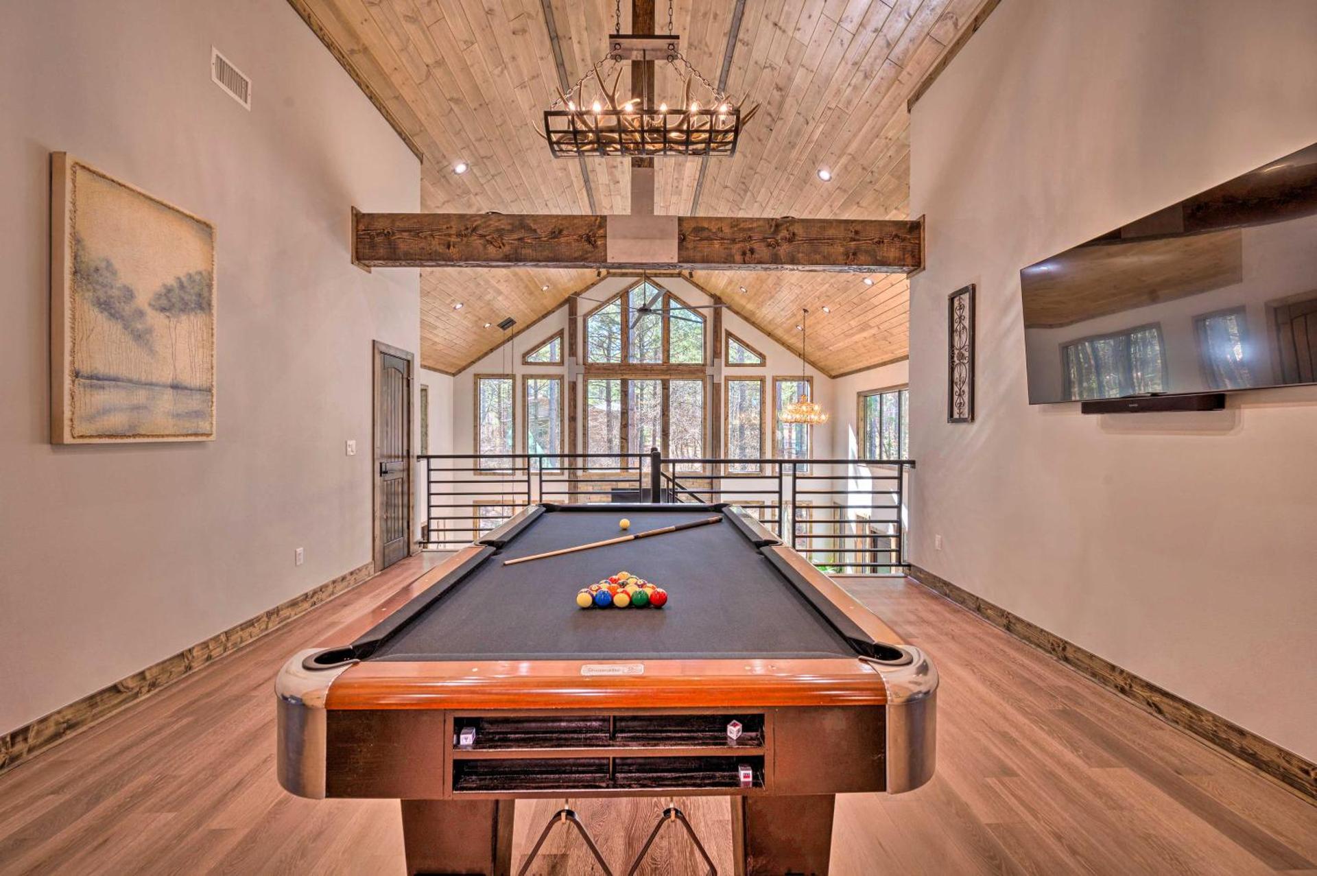 Broken Bow Lazy Dog Lodge with Hot Tub, Pool Table