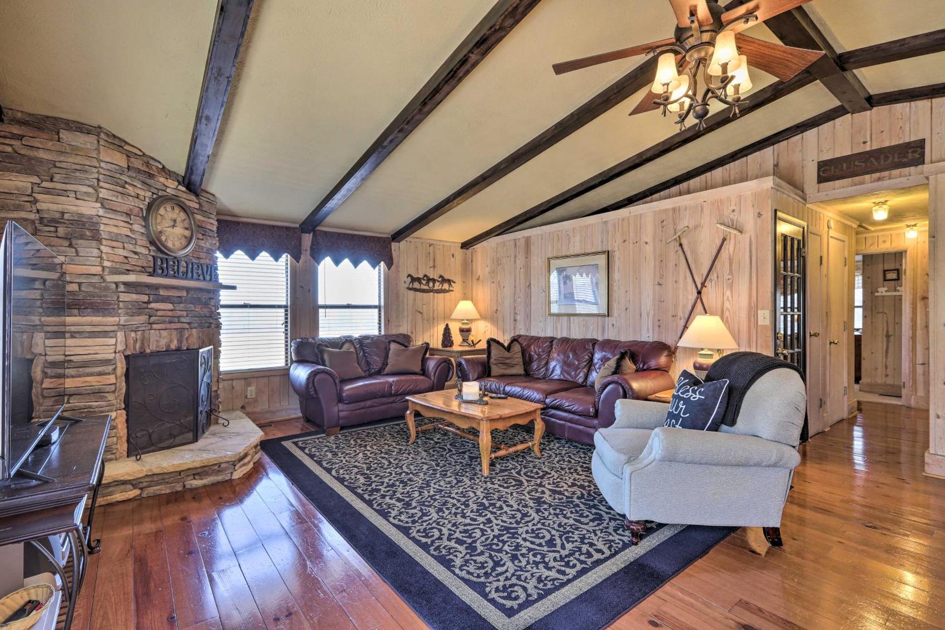 Cozy Caymus Cabin about 3 Miles to Callaway Gardens!