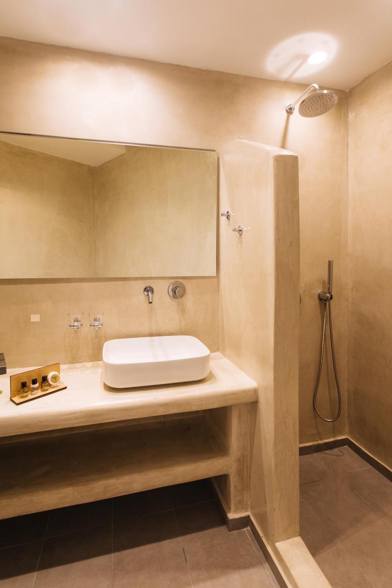 Amer Villa Santorini with outdoor hot tub