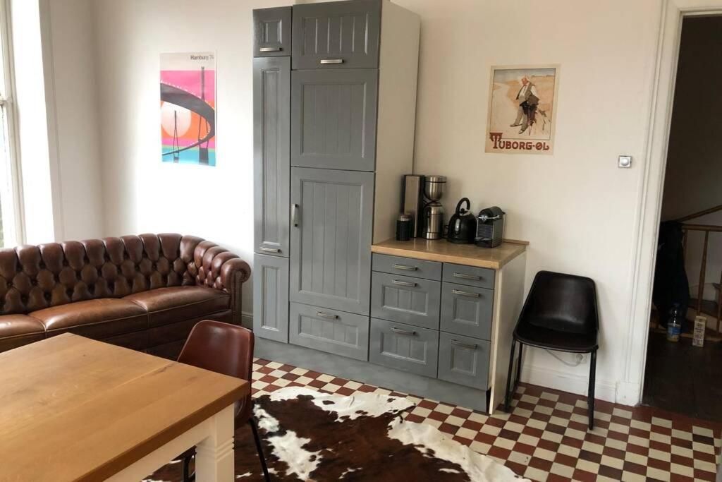 Großzügige 185m2-Altbauwohnung in Bestlage 7Zimmer-2Bäder-2Küchen-2WCs