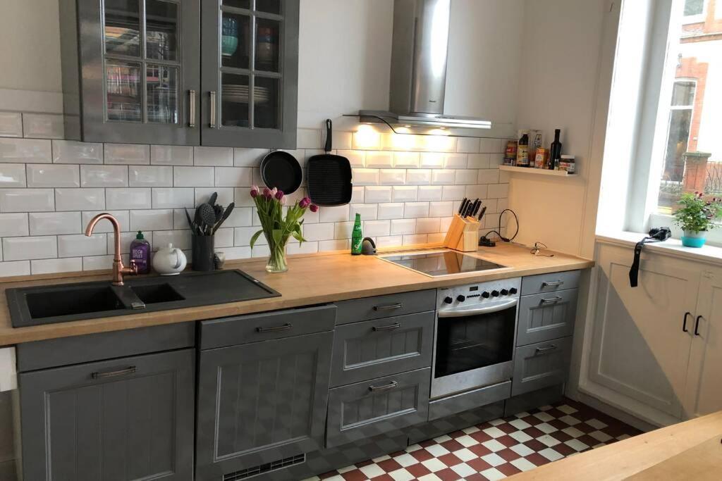 Großzügige 185m2-Altbauwohnung in Bestlage 7Zimmer-2Bäder-2Küchen-2WCs