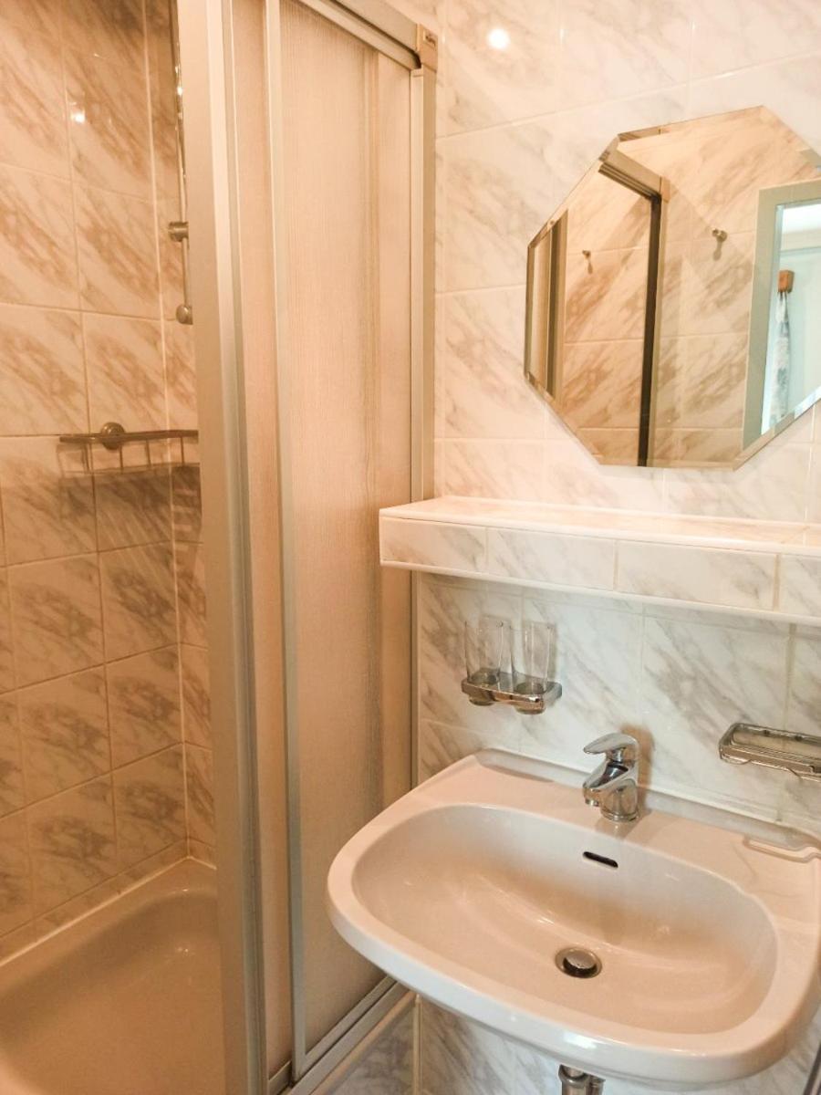 Twin Room with Shower