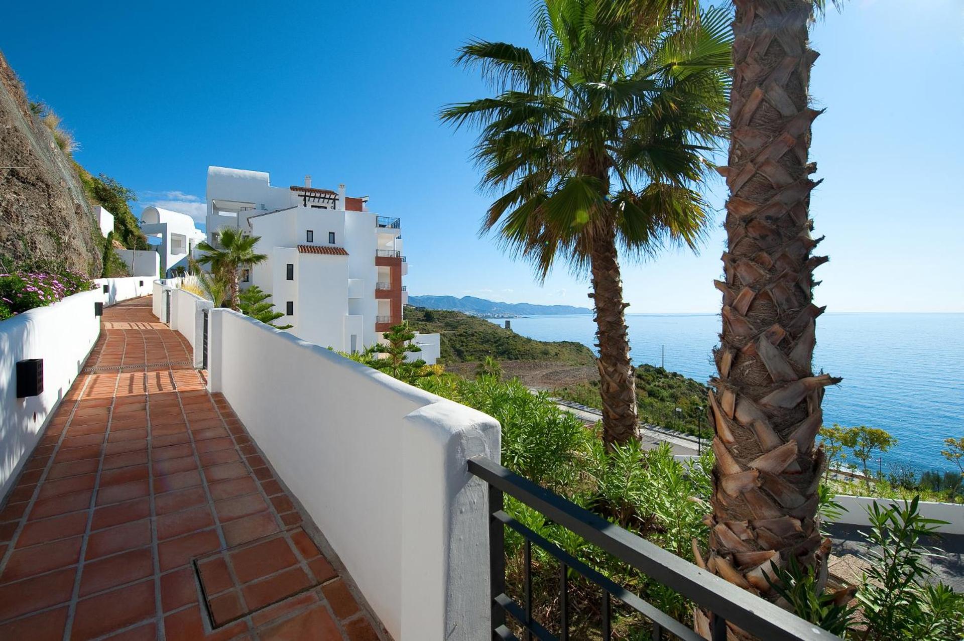 Amplio apartamento de 2 dormitorios vista mar lateral