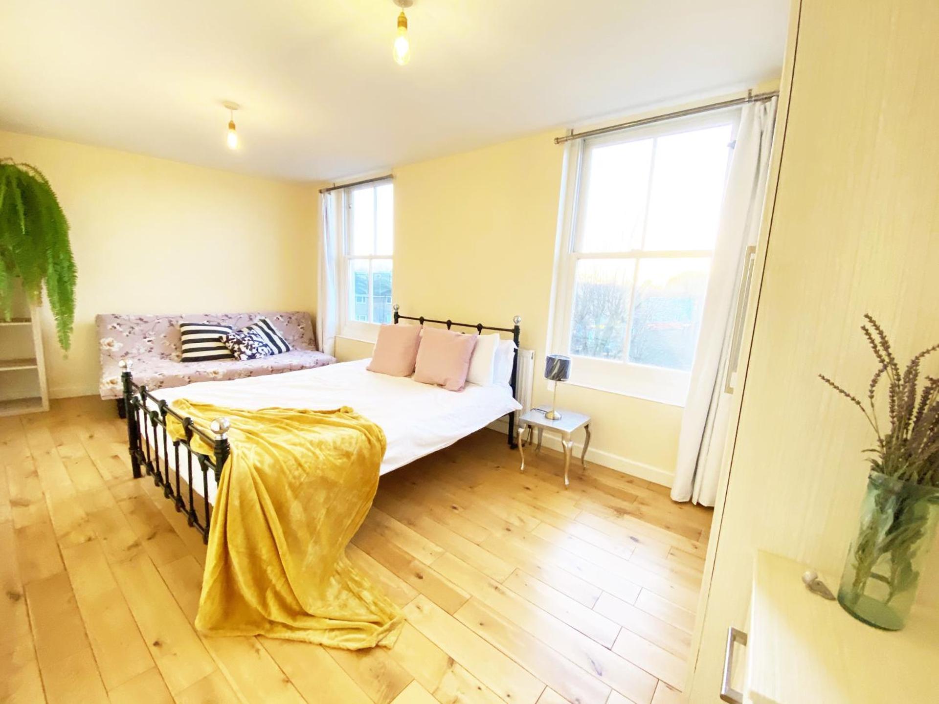 London's Central East End 2 Bedroom City Apartments