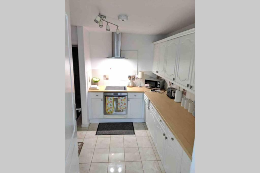 Comfy Cardiff Bay Budget Stay with Small Garden 15 mins Walk to Cardiff Bay