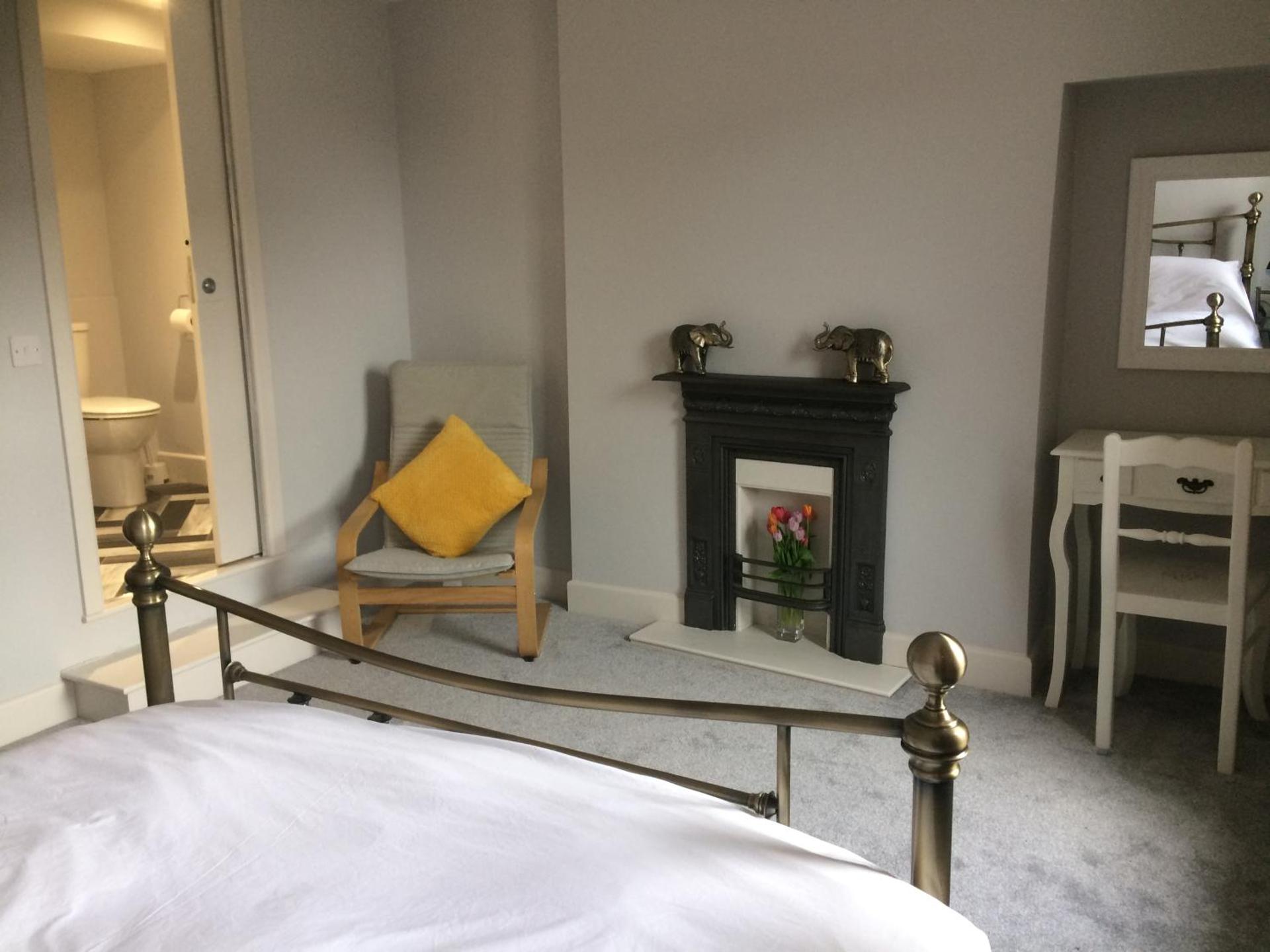 40 Newgate Barnard Castle -Central Location - Court Yard - Dog Friendly - Sleeps 7 - Wood Burner - Complimentary Logs & Wine - Smart TV