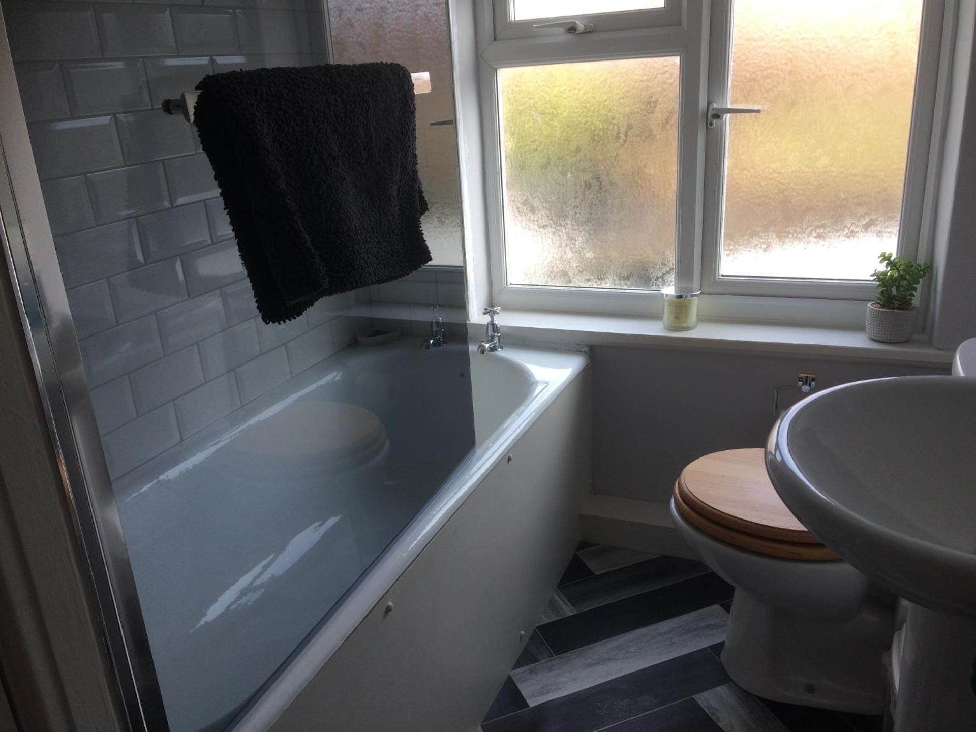 40 Newgate Barnard Castle -Central Location - Court Yard - Dog Friendly - Sleeps 7 - Wood Burner - Complimentary Logs & Wine - Smart TV