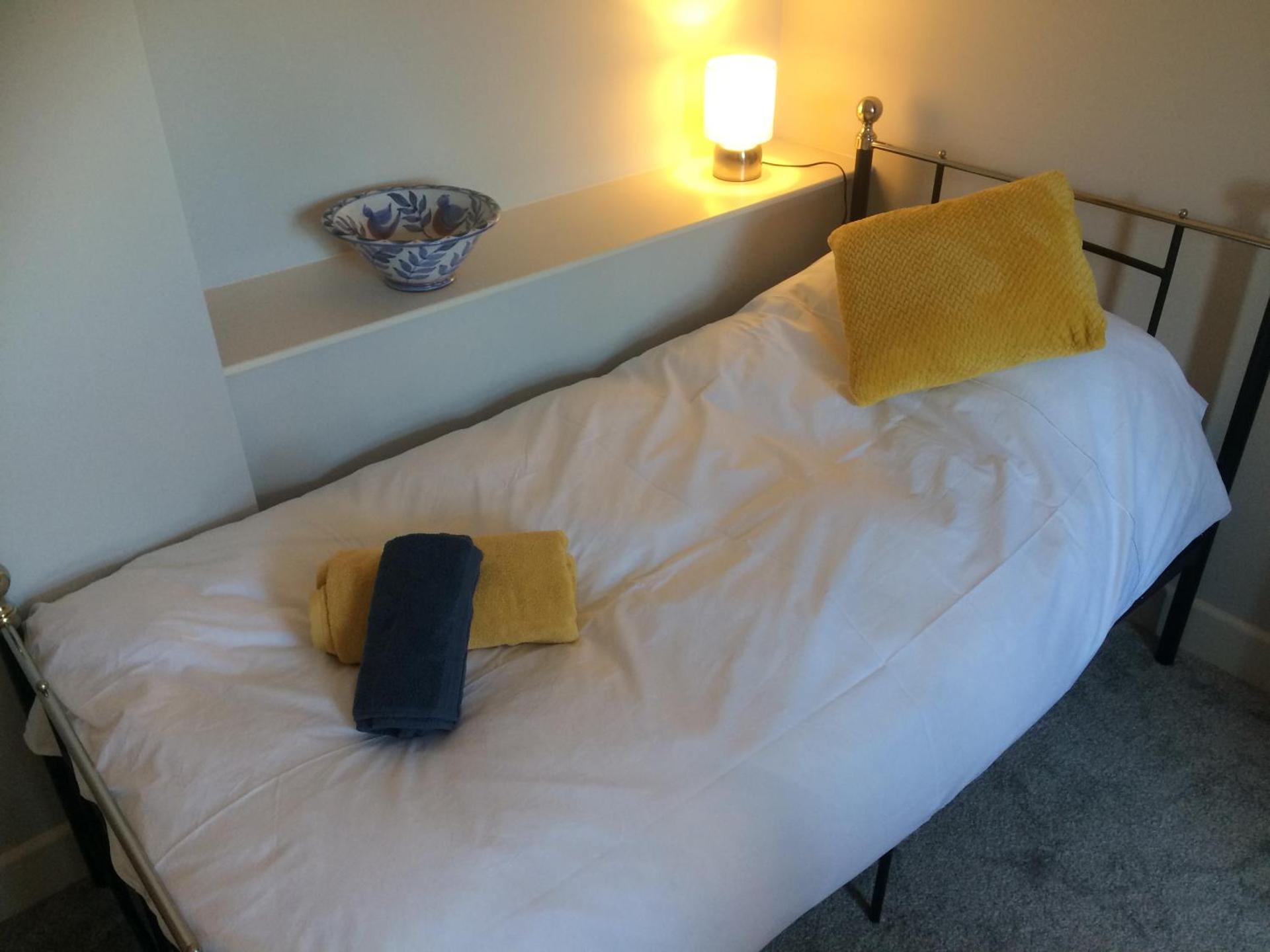 40 Newgate Barnard Castle -Central Location - Court Yard - Dog Friendly - Sleeps 7 - Wood Burner - Complimentary Logs & Wine - Smart TV