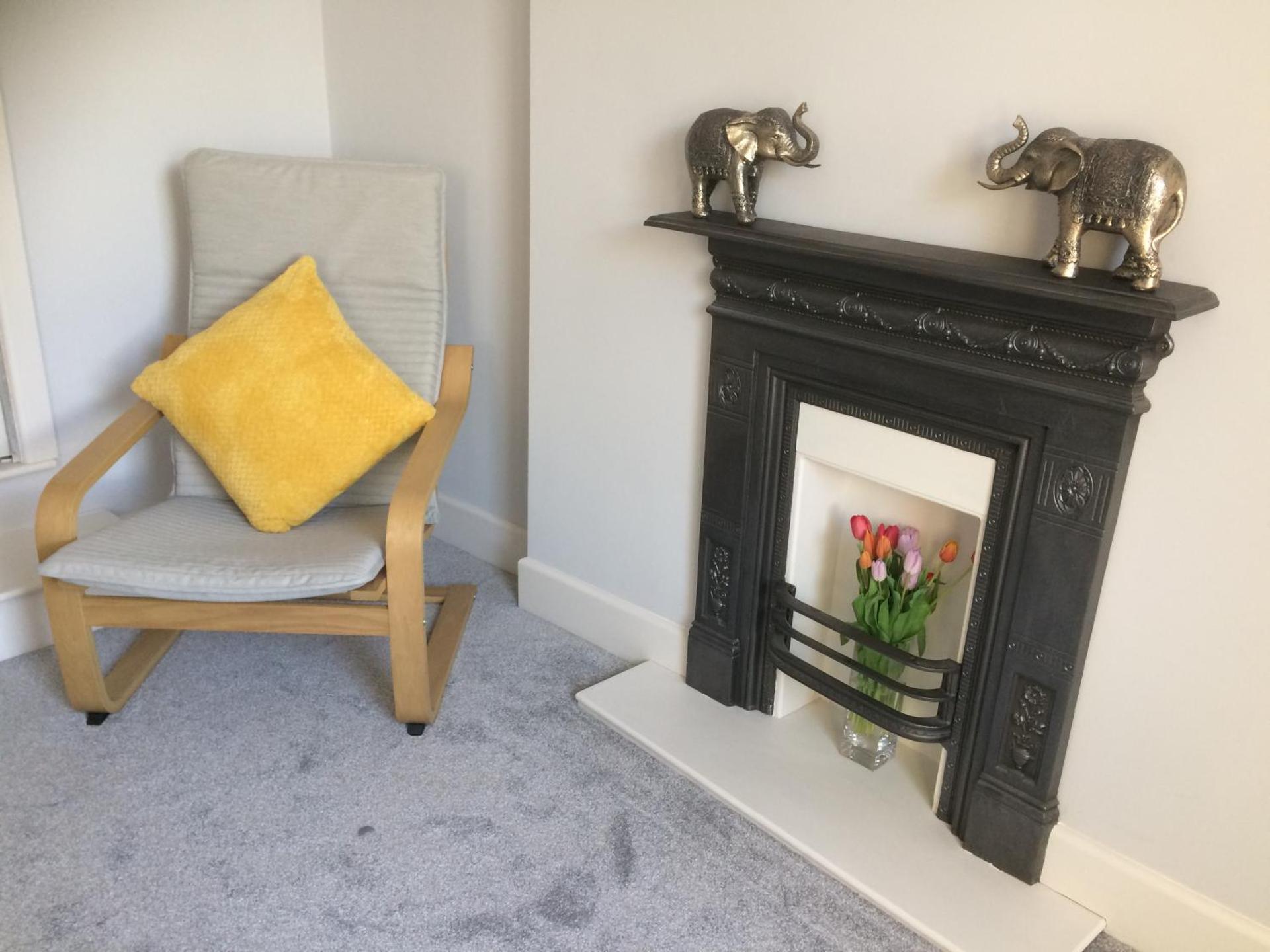 40 Newgate Barnard Castle -Central Location - Court Yard - Dog Friendly - Sleeps 7 - Wood Burner - Complimentary Logs & Wine - Smart TV