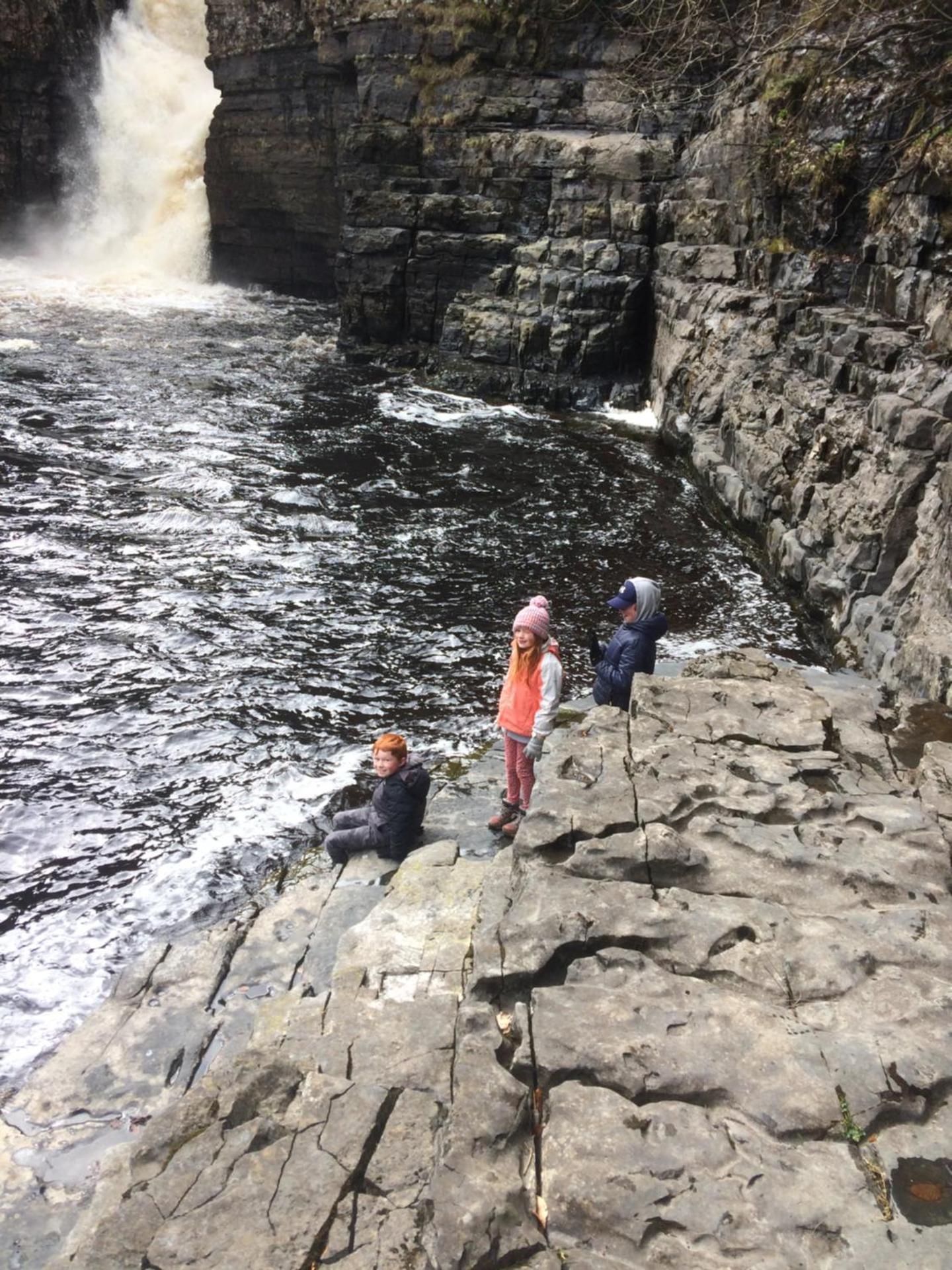 40 Newgate Barnard Castle -Central Location - Court Yard - Dog Friendly - Sleeps 7 - Wood Burner - Complimentary Logs & Wine - Smart TV