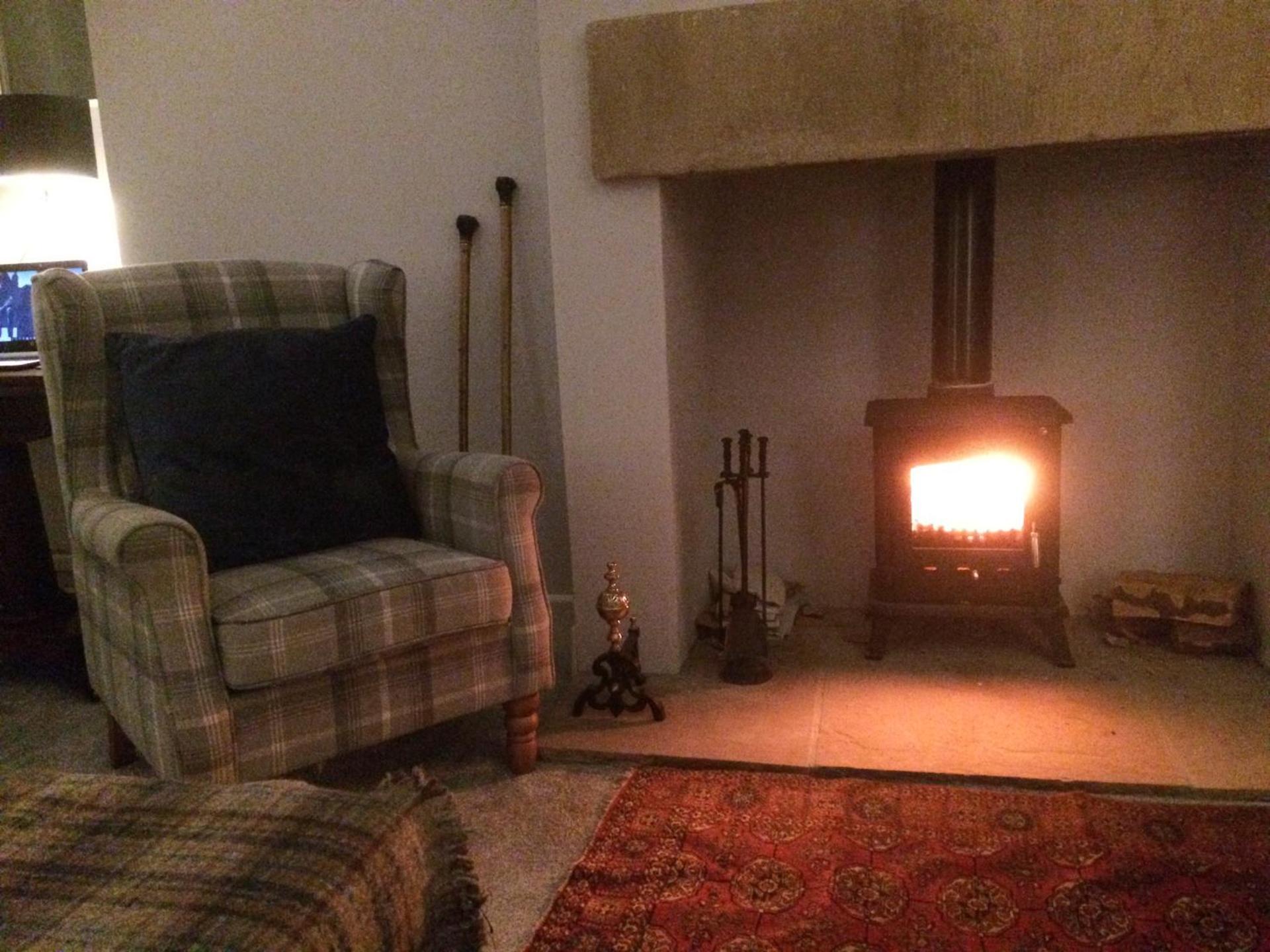 40 Newgate Barnard Castle -Central Location - Court Yard - Dog Friendly - Sleeps 7 - Wood Burner - Complimentary Logs & Wine - Smart TV