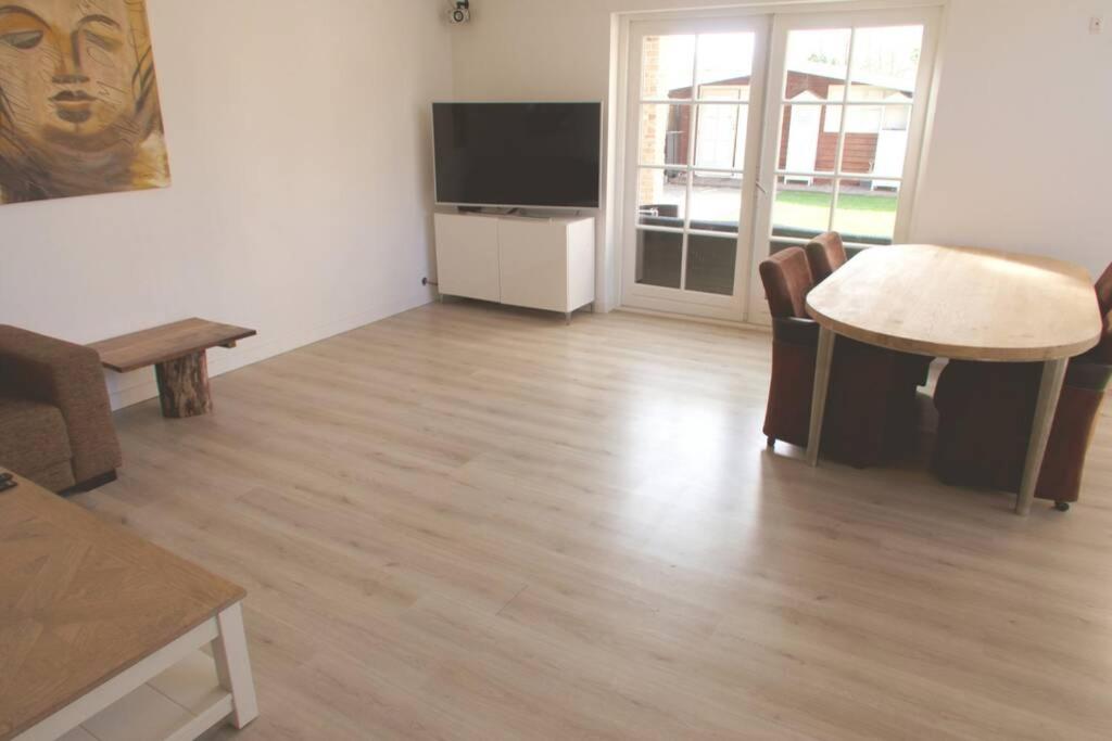 Bungalow between Amsterdam and Haarlem with sauna