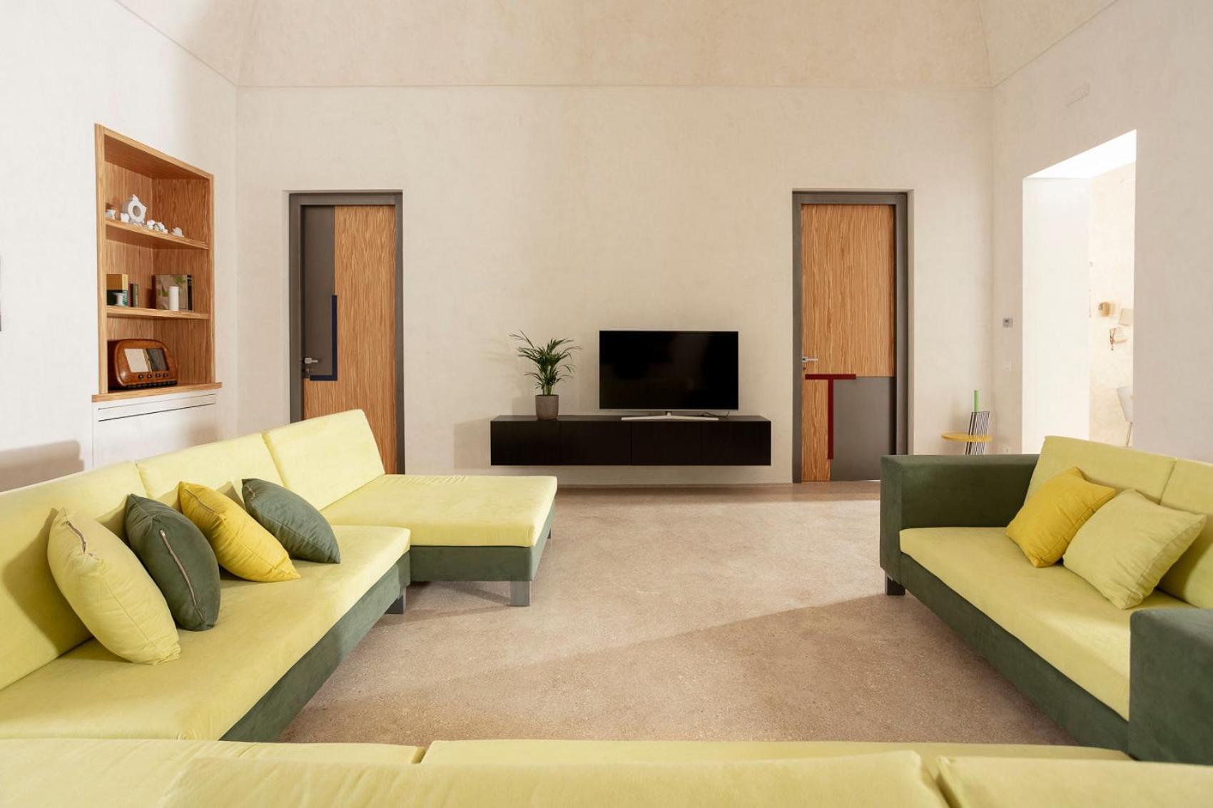 Communal lounge/ TV room