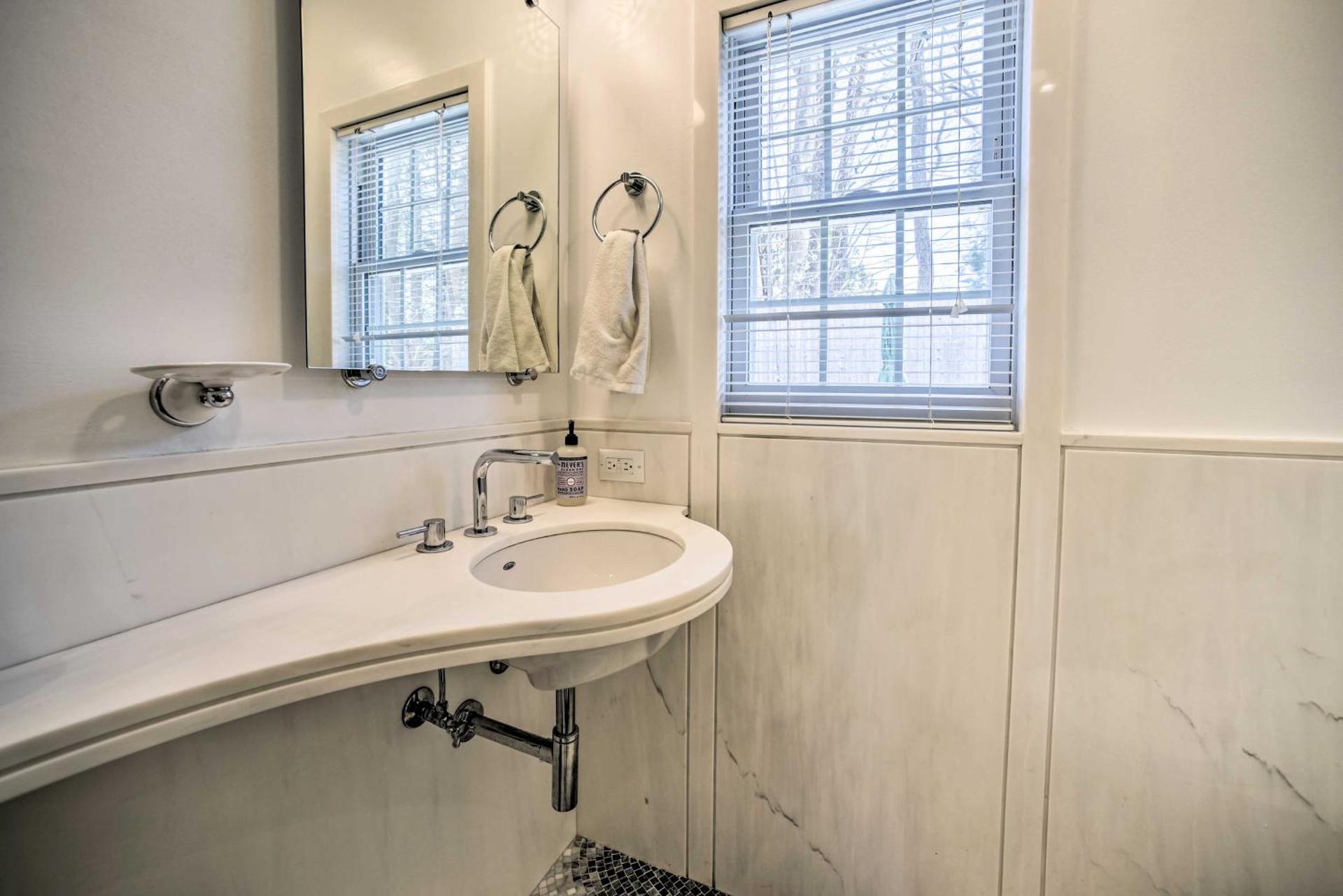 Charming Cottage with Yard - 2 Mi to Tinker St!