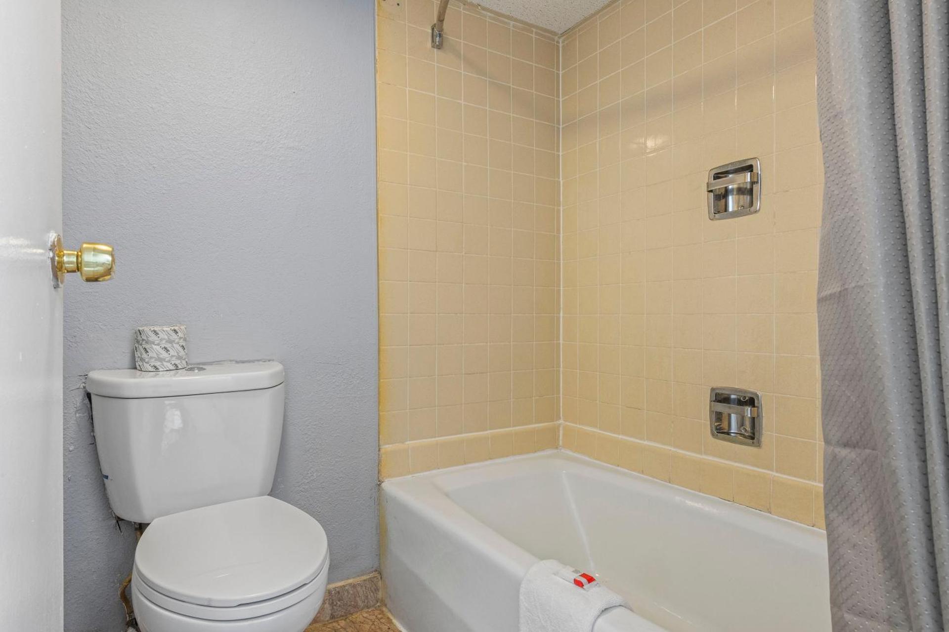 Super 8 by Wyndham Portsmouth - Norfolk