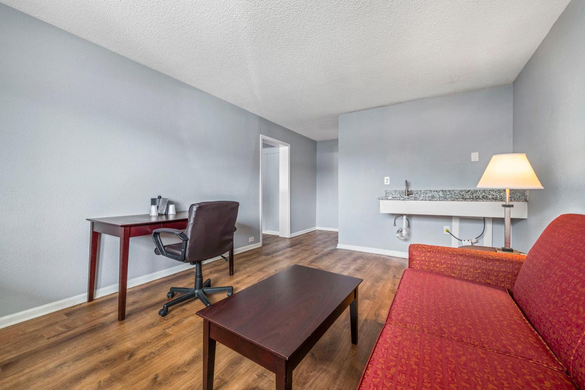 Super 8 by Wyndham Portsmouth - Norfolk