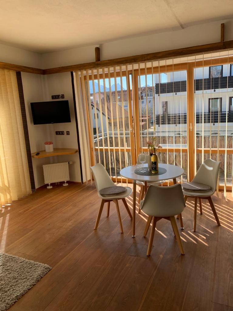 Apartment with Mountain View