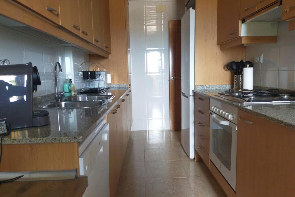 Apartamento para 5 personas frente al mar con piscina y parking