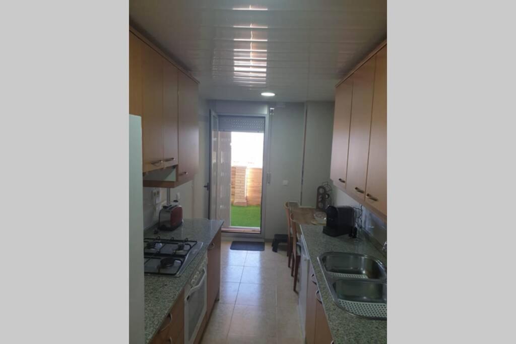 Apartamento para 5 personas frente al mar con piscina y parking