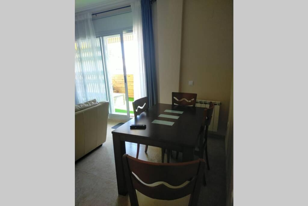 Apartamento para 5 personas frente al mar con piscina y parking