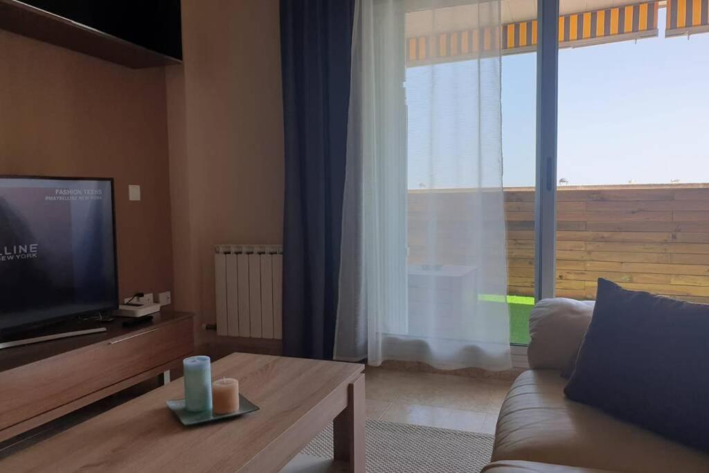 Apartamento para 5 personas frente al mar con piscina y parking