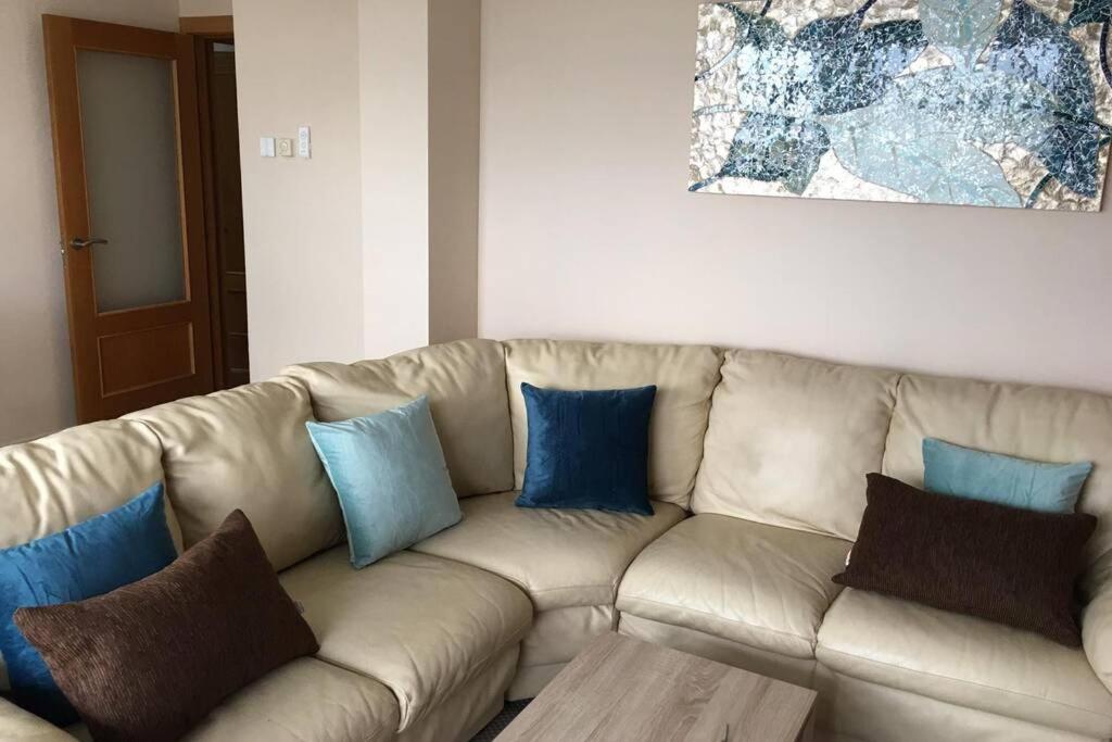 Apartamento para 5 personas frente al mar con piscina y parking