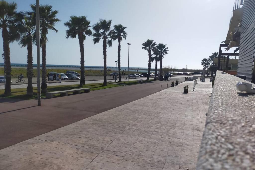 Apartamento para 5 personas frente al mar con piscina y parking