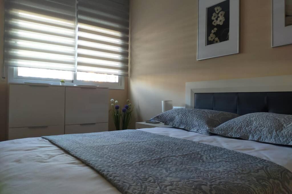 Apartamento para 5 personas frente al mar con piscina y parking